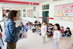 交通安全願いハンガー寄贈、交安推進委
