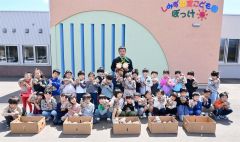 町内園児へジャガイモ無償提供　清水の農家梶山さん
