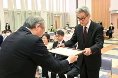 小野町長（左）から感謝状を受ける帯広徳洲会病院の棟方院長（右）