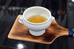 シカのすじ肉と、たまねぎ、セロリ、ニンジンを煮込んで作ったコンソメスープ