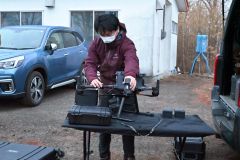 偵察用に使用するドローンを組み立てる三浦代表