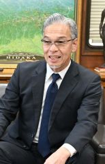来社した北海道理容美容専門学校の原井信幸校長