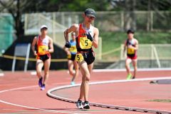 【男子５０００メートル競歩】白樺学園高の大野楓護（手前）