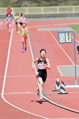 【中学女子８００メートル】後続との差を広げ後半に突入する足寄の人見仁菜（手前）