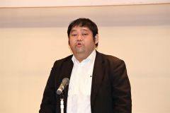 あいさつする辻会長