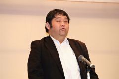 あいさつする辻会長