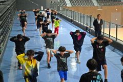 陸上トレーニングに取り組む選手ら