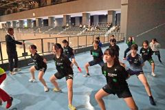 陸上トレーニングに取り組む選手ら