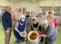 活動を１０年間継続中の足寄農畜産物加工開発研究会（左端が岩原会長）。今月２１日にはみそ部会のみそ作りが行われた