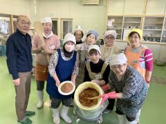 活動を１０年間継続中の足寄農畜産物加工開発研究会（左端が岩原会長）。今月２１日にはみそ部会のみそ作りが行われた