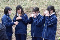 樹液を試飲する生徒