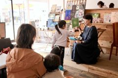 絵本の読み聞かせを楽しむ子どもたち