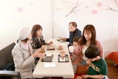 飲食を楽しむ来場者