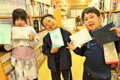 「全問正解認定証」を手にする１年生