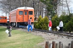 ウェル活の一環として清掃する参加者(21日08時00分ごろ、幸福駅)