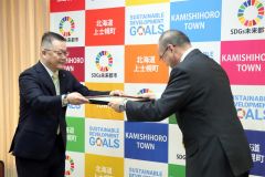 杉原副町長（右）から感謝状を受け取った清澤博明支所長町長

　
　