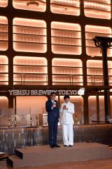 体験拠点の魅力を伝える（左から）野瀬社長と山田さん