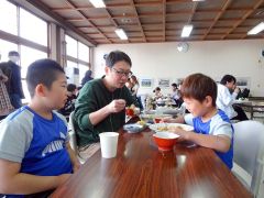 地域食堂「つながり」　カレーで笑顔　帯広の大然寺で初開催