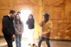 雪室を見学する参加者たち（関係者提供）