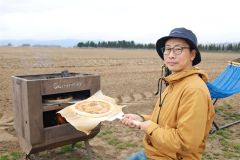 自前のピザ釜でピザを焼く末吉さん（関係者提供）