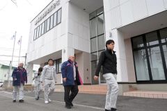 非常階段から駐車場へ避難する社員
