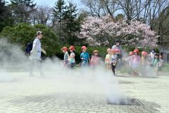 ミスト噴水で涼む園児（２６日、午前１０時４０分ごろ、音更町役間前で。金野和彦撮影）