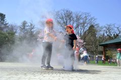 ミスト噴水で遊ぶ園児（２６日、午前１０時半ごろ、音更町役間前で。金野和彦撮影）