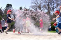 ミスト噴水で遊ぶ園児たち（２６日、午前１０時１５分ごろ、音更町役場前で。金野和彦撮影）