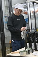 完成した十勝晴れを拭き上げる蔵人