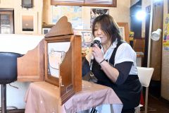 紙芝居を披露する喫茶コーヒーフレンドの古屋ちあき代表