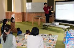 母親たちに町の防災について講話する佐藤係長