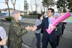 役場前に駆けつけた支援者と握手する村瀬優町長