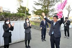 見送りの役場職員に、手を振って別れを告げる村瀬優町長