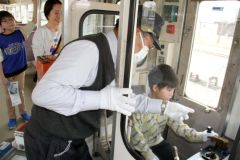 車両の運転に挑戦する体験者たち（りくべつ鉄道、２７日午前１０時１０分ごろ）