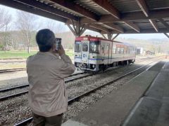 孫が運転する姿を動画で撮影する祖父（りくべつ鉄道）