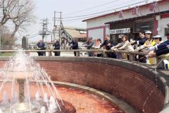 池田駅前の噴水にワインを注いで観光シーズン到来を祝う関係者（２７日午前１０時４０分ごろ、助川かおる通信員撮影）