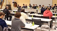 町政全般について意見交換する町議と町民