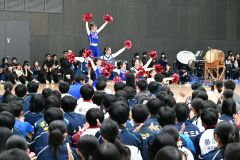 柏葉高の応援パフォーマンスに拍手を送る三条高の生徒