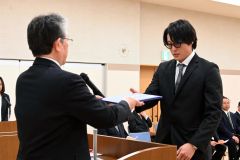 修了証書を受け取る修了生（右）