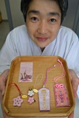 頒布を始めた２種類の桜御守と２種類の交通安全御守。左上は桜の花の塩漬け