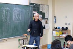 授業を行う野坂さん