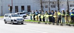 会員らに見送られ、パレードに出発する車両