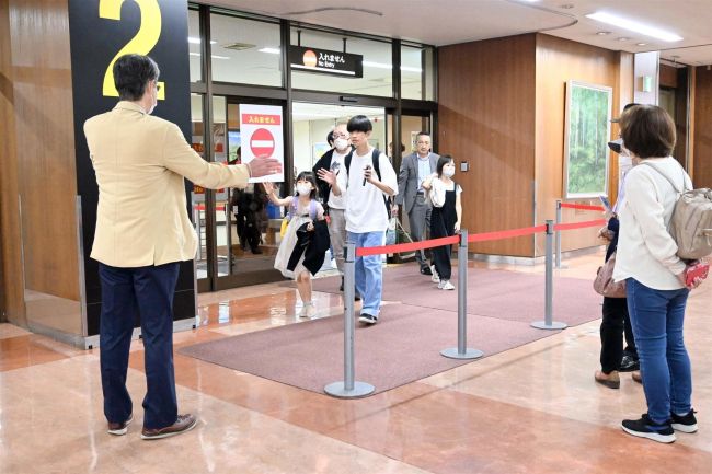 ＧＷがスタート！帯広空港は帰省ラッシュで混雑も、祖父との再会に笑顔