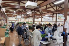 買い物客でにぎわう店内