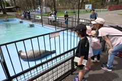 おびひろ動物園オープン（２７日、金野和彦撮影）