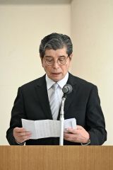 あいさつする實原会長