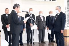 感謝状を受け取る松浦第１４代会長（右）