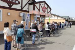 芽室の愛菜屋で開店前に長蛇の列ができる店先