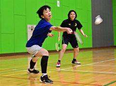 女子１部準優勝の（左から）渡部紋可能・藤田璃子組