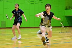 長谷川・菅原組女子１部Ｖ、男子同は庄司・長船組制す　春季勝毎杯全十勝社会人バドミントン複大会 3